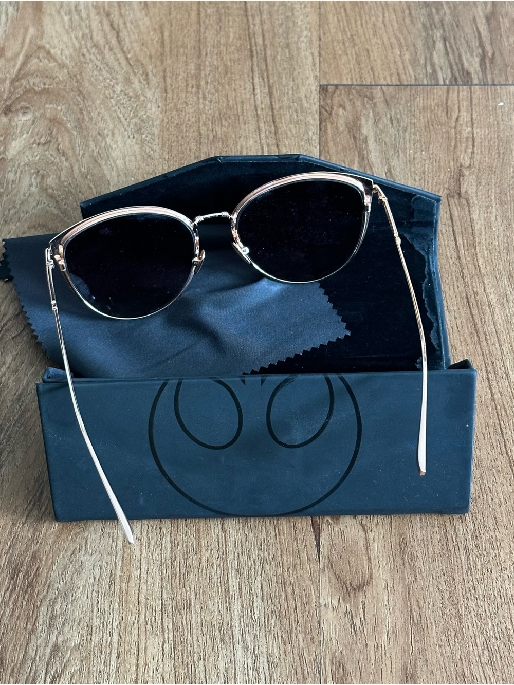 Diff Eyewear Women's Sunglasses in Rose Gold with Black Lenses - Picture 2 of 5